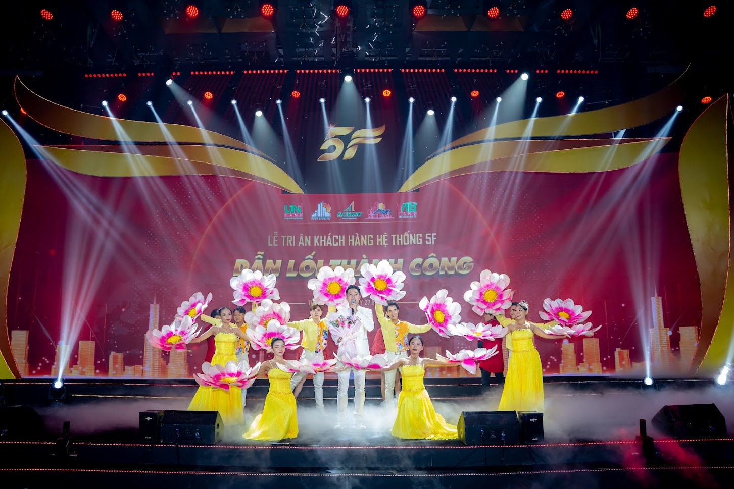 Nguyễn Phi Hùng là một trong những ca sĩ nổi tiếng tham gia chương trình và mang đến cho khách hàng những tiết mục biểu diễn để lại nhiều ấn tượng.