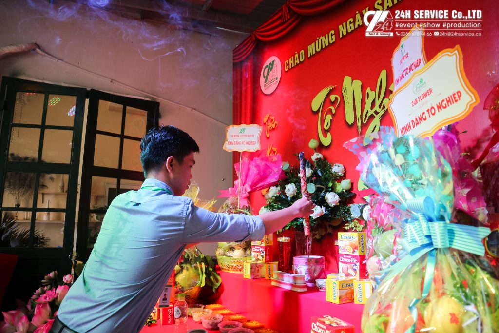 Anh Hồ Minh Quân – Giám đốc Công ty TNHH Dịch vụ Tổng hợp 24H thành kính dâng hương cúng Tổ