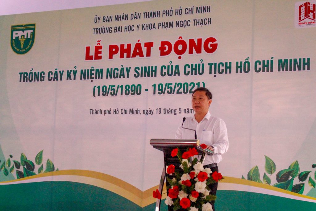 PGS. TS. Dương Anh Đức (Thành ủy viên, Phó Chủ tịch Ủy ban nhân dân Thành phố Hồ Chí Minh) phát biểu ý nghĩa của phong trào trồng cây trong khu vực Viện – Trường.