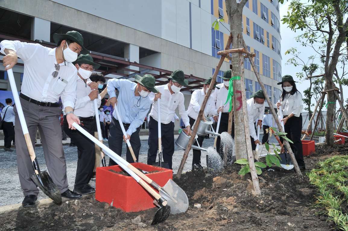 Các đồng chí đại biểu tham gia trồng cây