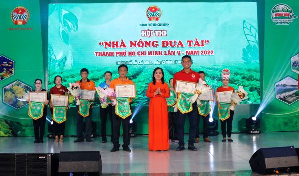 Đồng chí Ngô Văn Luận và đồng chí Nguyễn Thanh Xuân trao cờ lưu niệm cho các đội tham gia hội thi